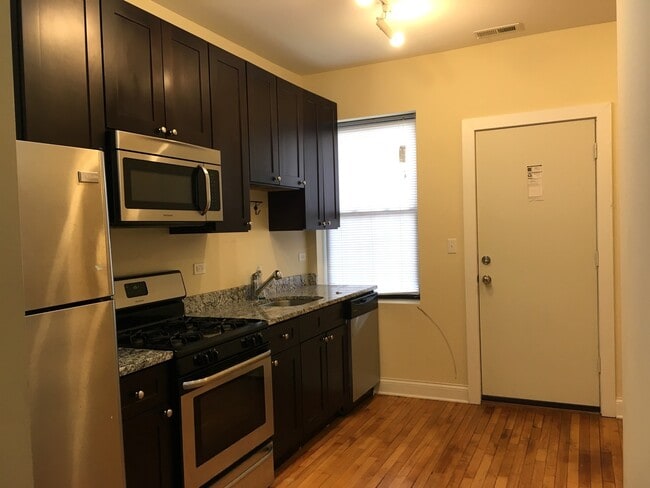 3216 W Argyle St, Unit 2 in Chicago, IL - Building Photo - Building Photo