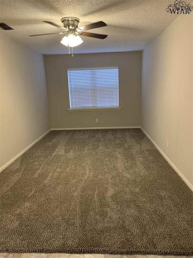 1218 Santa Barbara Dr in Wichita Falls, TX - Building Photo - Building Photo