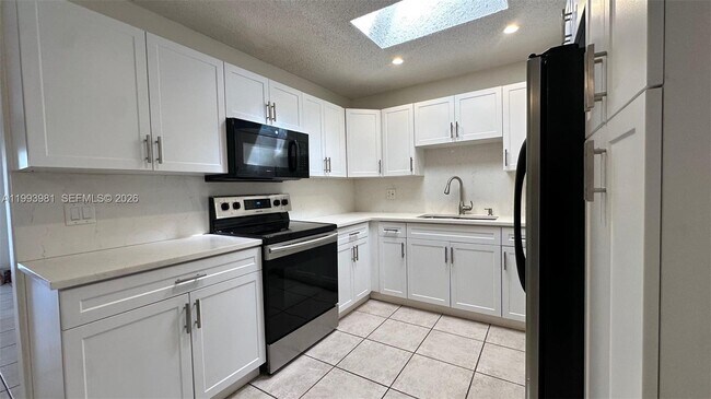 2290 E 6th Ave in Hialeah, FL - Building Photo - Building Photo