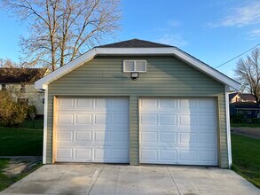 301 S Hamlin St in Shawano, WI - Foto de edificio - Building Photo