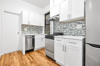331 W 16th St in New York, NY - Building Photo - Building Photo
