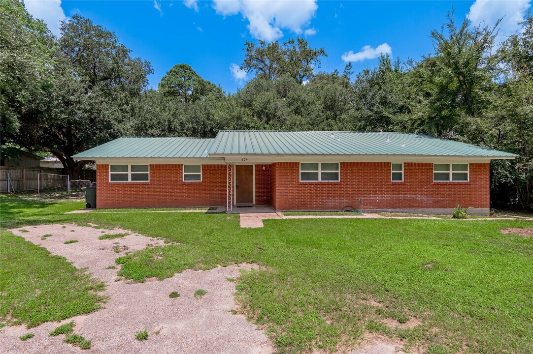 604 Hayman St in Huntsville, TX - Building Photo
