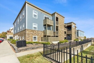 Overland Station in Overland Park, KS - Foto de edificio - Building Photo