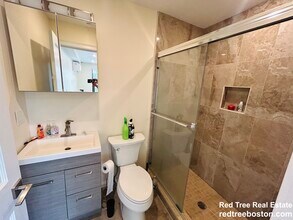 1028a Commonwealth Ave, Unit 402 in Boston, MA - Foto de edificio - Building Photo