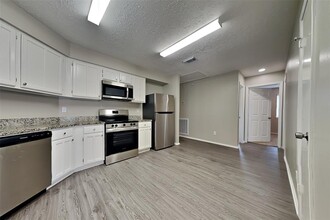 7414 Skylight Ln in Houston, TX - Building Photo - Building Photo