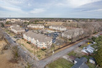 Whispering Oaks Apts LP in Portsmouth, VA - Building Photo - Building Photo