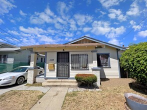 1107 Mahanna Ave in Long Beach, CA - Building Photo - Building Photo