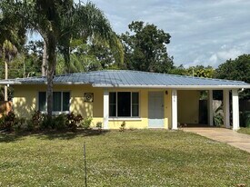 2275 Hawthorne St in Sarasota, FL - Building Photo