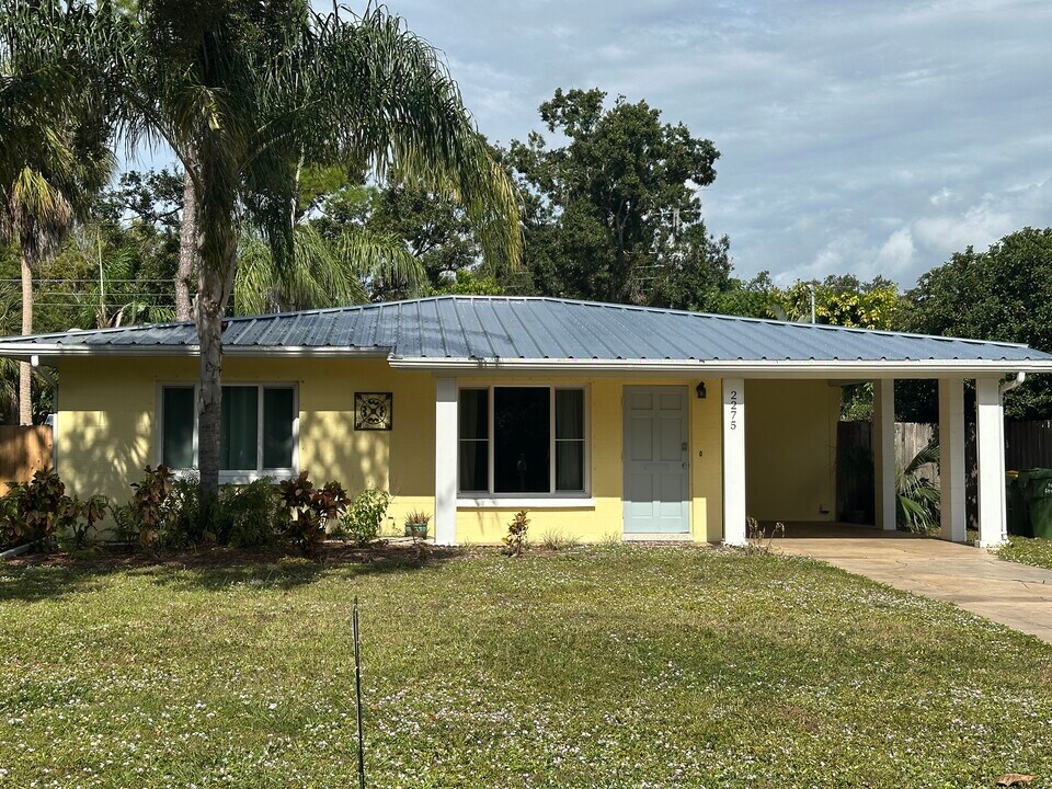 2275 Hawthorne St in Sarasota, FL - Building Photo