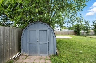 122 Frederick Dr in Liverpool, NY - Building Photo - Building Photo