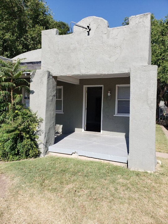 702 N Buchanan St in Amarillo, TX - Building Photo