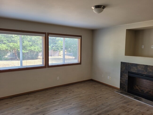 15615 7th Ave E, Unit 17 in Tacoma, WA - Building Photo - Building Photo