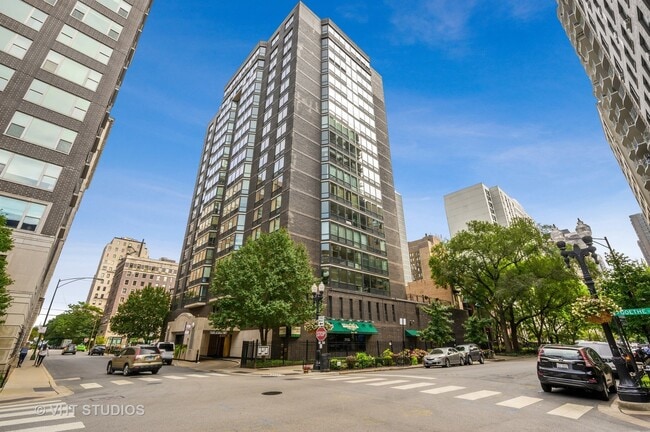 21 W Goethe St