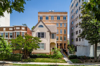 3211 Wisconsin Ave NW in Washington, DC - Foto de edificio - Building Photo