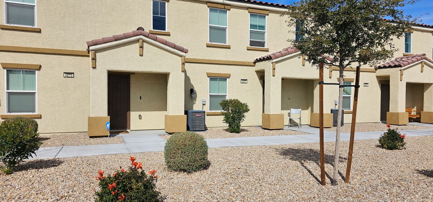 5213 Dubris Dr in Las Vegas, NV - Building Photo