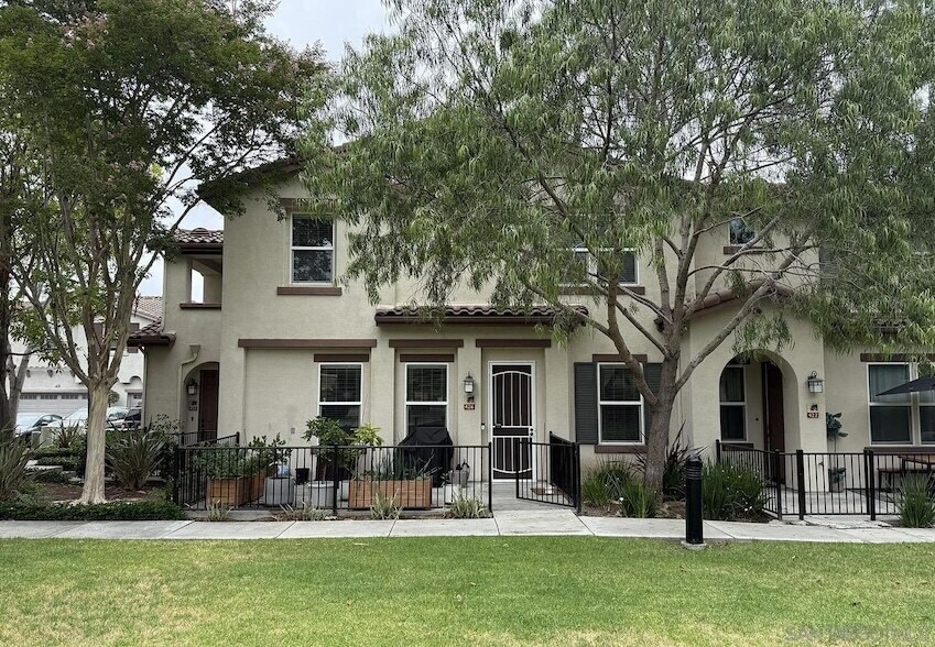 426 Avenida de la Luna in Vista, CA - Foto de edificio