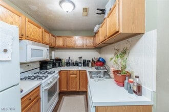 25735 Lorain Rd in North Olmsted, OH - Foto de edificio - Building Photo