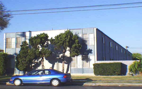 8351-8357 Gardendale St in Downey, CA - Foto de edificio