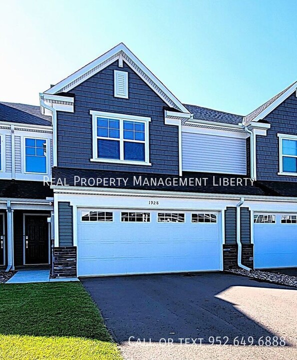 1928 Tyrone Dr in Shakopee, MN - Foto de edificio