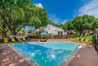 Cottages at Bedford in Bedford, TX - Foto de edificio - Building Photo