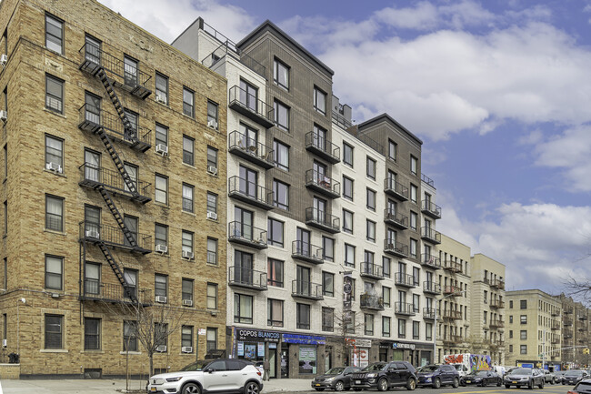 Pointe 26 in New York, NY - Foto de edificio - Building Photo
