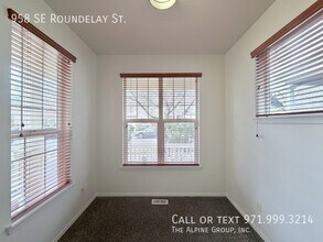 958 SE Roundelay St in Hillsboro, OR - Building Photo - Building Photo