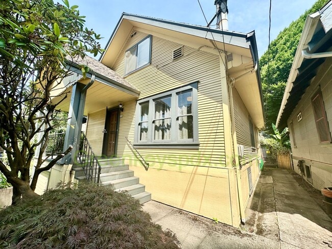 property at 806 SE 45th Ave
