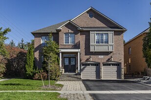 2472 Upper Valley Crescent in Oakville, ON - Building Photo