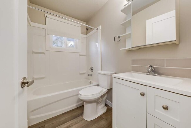 Aiva Manor in Edmonton, AB - Building Photo - Building Photo