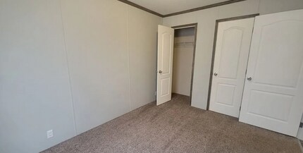 305 Cedar Ln in Columbus, MI - Foto de edificio - Building Photo