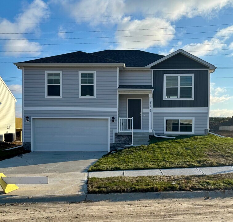 18801 Ogden St in Elkhorn, NE - Foto de edificio