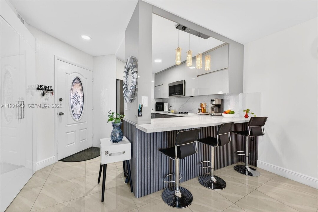 1750 W 46th St in Hialeah, FL - Building Photo