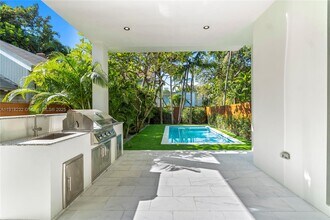 3026 Aviation Ave in Miami, FL - Building Photo - Building Photo