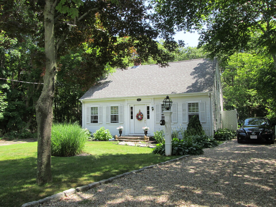 100 Davisville Rd in Falmouth, MA - Building Photo