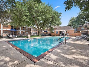 Bellawood in Metairie, LA - Building Photo - Building Photo