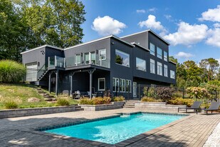 11 Longview Rd in Kent, CT - Building Photo