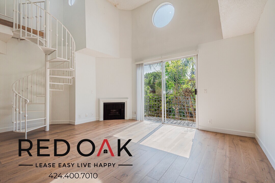 884 Palm Ave in West Hollywood, CA - Building Photo