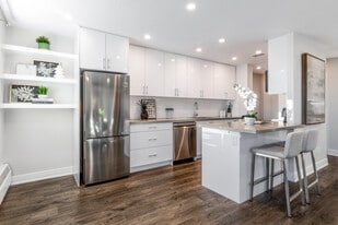 Marine Square East in Oakville, ON - Building Photo