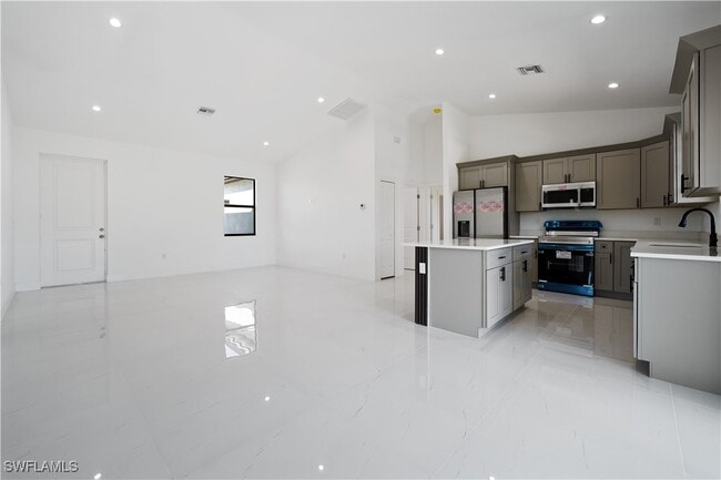 2458 NW 9th Terrace in Cape Coral, FL - Building Photo - Building Photo