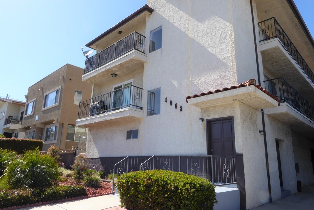 1042 W 9th St in Los Angeles, CA - Building Photo