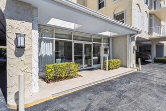 3230 S Ocean Blvd in Palm Beach, FL - Foto de edificio - Building Photo