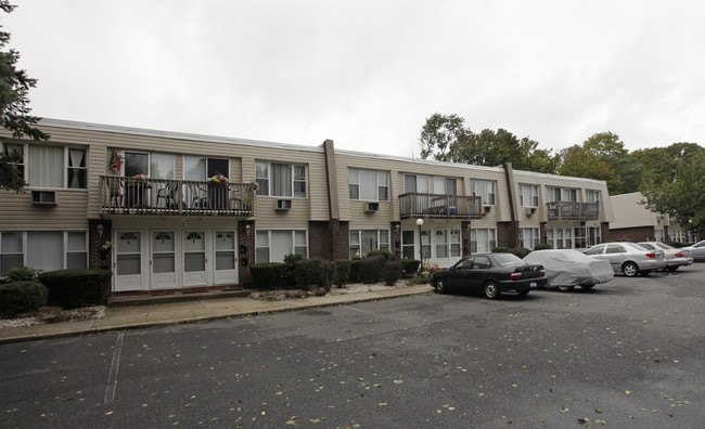 Jefferson Woods Apartments in Port Jefferson, NY - Building Photo - Building Photo