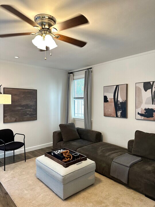 2702 Kenwood Ave in Los Angeles, CA - Building Photo