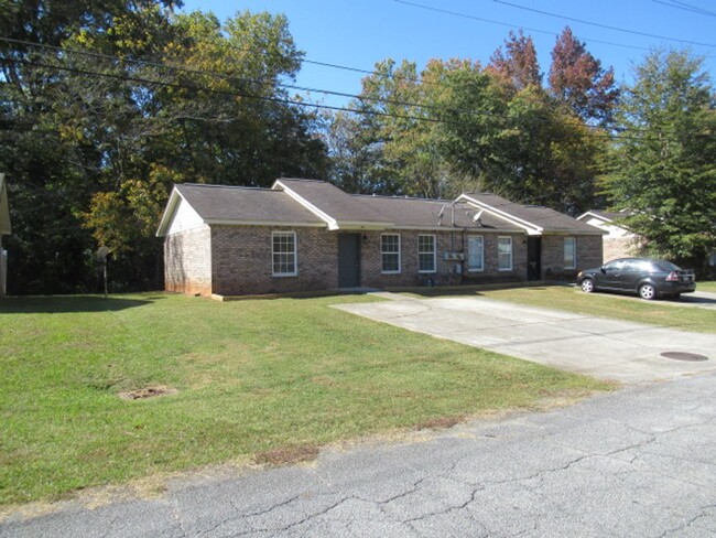 135 Carroll Cir in Carrollton, GA - Foto de edificio - Building Photo