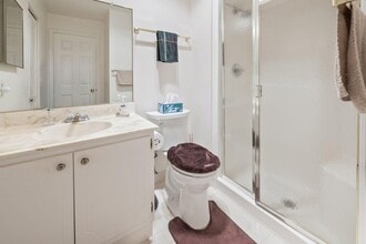 937 W Heritage Ct, Unit 201 in Mequon, WI - Foto de edificio - Building Photo