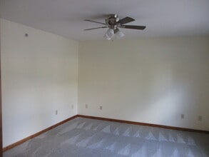 602 Forest Ln, Unit 803 in Halfmoon, NY - Foto de edificio - Building Photo