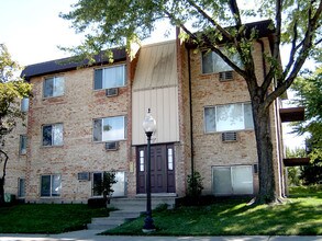 Victoria Hills Apartments in Mount Prospect, IL - Building Photo - Building Photo