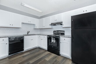 Summertree Apartment Homes in Phenix City, AL - Foto de edificio - Building Photo