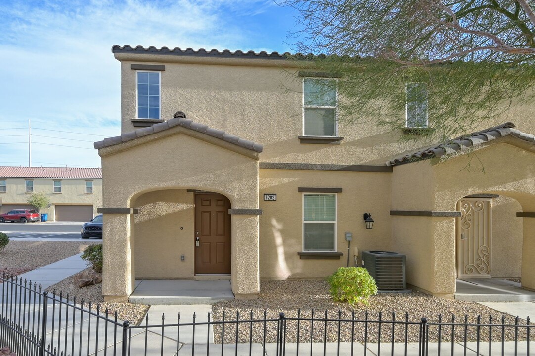 5202 Dubris Dr in Las Vegas, NV - Building Photo