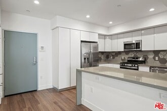 1265 Barry Ave in Los Angeles, CA - Building Photo - Building Photo